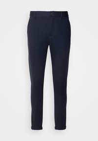 Pantalon slim bleu marine avec fermeture à bouton et fermeture éclair, passants pour ceinture, et ourlets retroussés sur fond blanc.