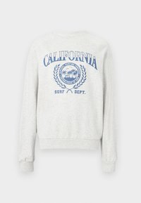 Sweatshirt gris à manches longues, avec des poignets côtelés et un col rond. Présente un texte graphique bleu et un design de palmier au dos.