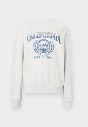 Harmaa huppari pitkillä hihoilla, ribbireunuksilla ja pyöreällä kaula-aukolla. Takana on sininen grafiikkateksti ja palmun kuva.