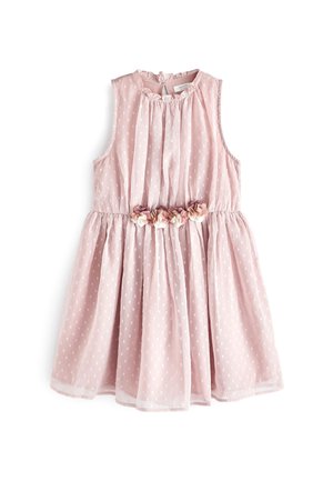 Różowa sukienka bez rękawów dla małego dziecka w białe kropki, z marszczoną talią i detalem w postaci materiałowego kwiatu przy pasku w talii.