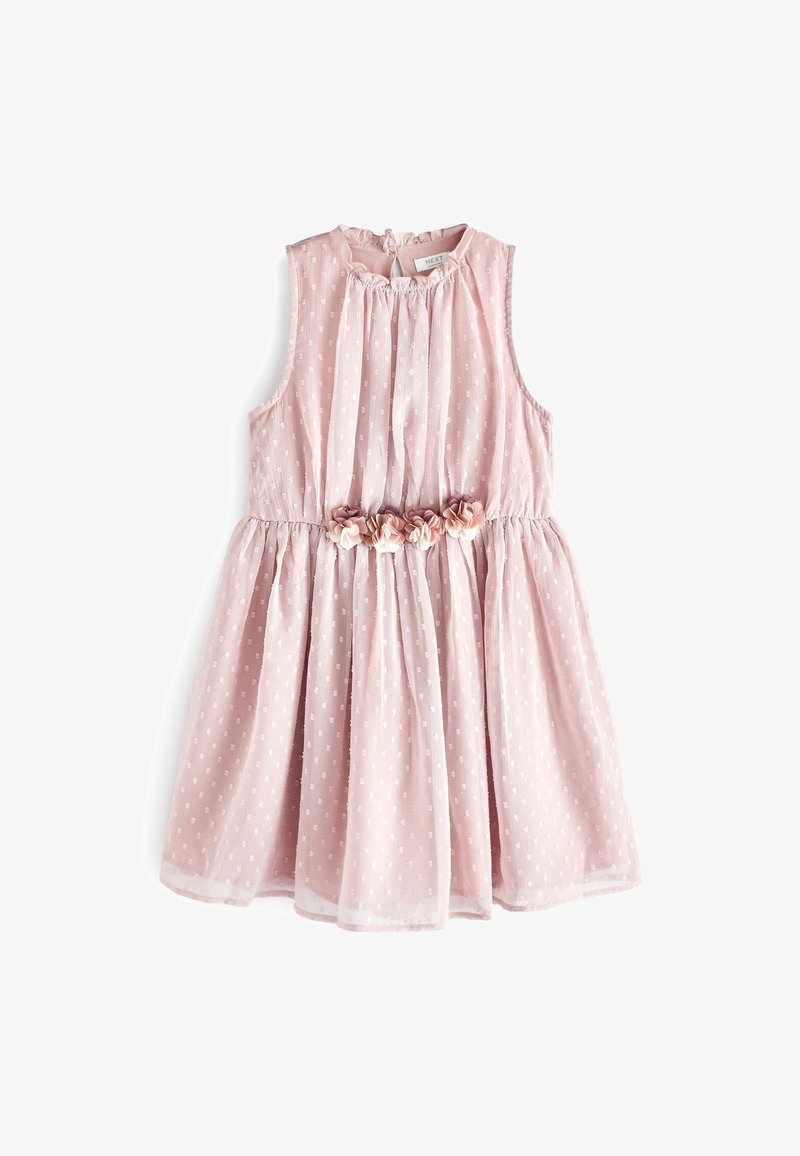 Robe rose sans manches pour tout-petit avec des pois blancs, taille froncée et ceinture fleurie en tissu autour de la taille.