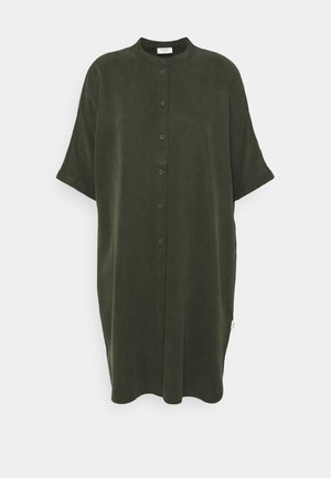 Robe chemise vert foncé mi-longue, manches courtes, fermeture à boutons sur le devant, et encolure ronde sur fond uni.