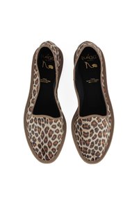 Scarpe slip-on con stampa leopardata, con tomaia in tessuto morbido, bordi marroni e interno nero. Progettate con poche decorazioni. Made in Italy.