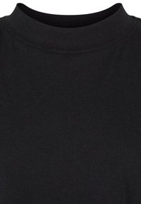 Czarny t-shirt z wysokim kołnierzem, wykonany z miękkiej bawełny. Gładka tekstura w jednolitym kolorze, bez widocznych wzorów ani akcentów.