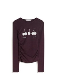 Bordový top s dlhými rukávmi z jemnej látky so zvraštenými bokmi; obsahuje bielu grafiku čerešne s textom "Cítim sa ako báseň" a "Láskavý, ale chaotický."