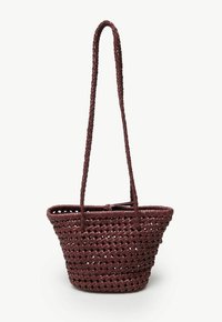 Vävd korg i mörk bordeaux med en bred öppen topp och långa flätade handtag. Texturerad yta med intrikata mönster genom hela.