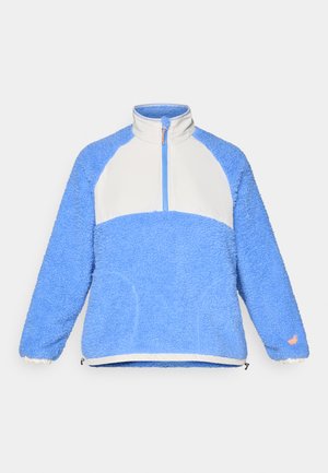 Lyseblå fleecegenser med en hvit panel, halv-zip hals, elastiske mansjetter og en frontlomme. Merkbar lun og myk tekstur.