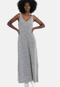 Szara dzianinowa sukienka midi z dekoltem w serek, bez rękawów, o luźnym kroju, charakteryzująca się miękką fakturą i zwiewną sylwetką.