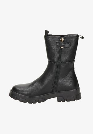 Botte mi-mollet en cuir noir texturé avec fermeture éclair latérale, détail de sangle près du haut, languettes de tirage et semelle épaisse en caoutchouc cranté pour une bonne accroche.