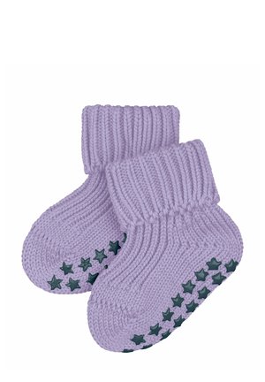 Petits chaussons en laine lavande avec des bords côtelés ; motifs étoilés en caoutchouc vert texturé sur les semelles pour une meilleure adhérence. Matériau doux pour le confort.