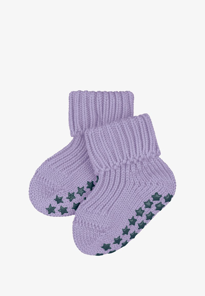 Gestrickte lavendelfarbene Babyschuhe mit gerippten Bündchen; strukturierte grüne Gummisternmuster auf den Sohlen für besseren Halt. Weiches Material für Komfort.