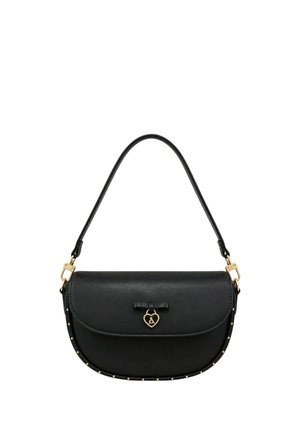 Borsa a mezzaluna in pelle nera con tracolla corta, piccole borchie dorate lungo i bordi e un ciondolo a forma di cuore dorato con fiocco sulla pattina frontale.