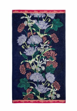 Blåt tekstil med et centralt lodret mønster af lyse lilla, pink og hvide blomster og grønne blade, afgrænset med pink og røde kanter.