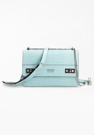 Sac à main Guess bleu clair en faux cuir crocodile avec bandoulière à chaîne argentée, boucle et petit cadenas, présenté sur fond blanc.