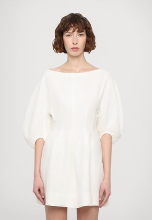 Witte linnen jurk met een bootnek, korte pofmouwen en een getailleerd lijfje. De textuur lijkt glad met een lichte drape.