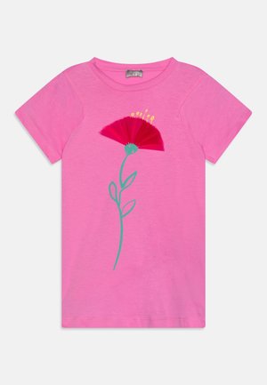 T-shirt rose à manches courtes avec un motif de fleur rouge, tige verte et détails jaunes, fabriqué en tissu doux avec une texture lisse.