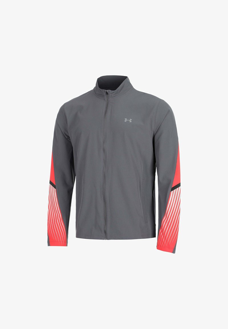 Chaqueta deportiva gris con cremallera completa y cuello alto, mangas rojas con rayas blancas diagonales, y un pequeño logo de Under Armour en el pecho.