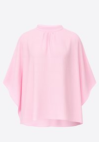 Top rosa ligero con cuello alto, ajuste holgado y tela texturizada con un brillo suave. Las mangas drapeadas añaden volumen y movimiento.