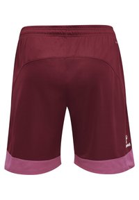 Mörkröda träningsshorts med nättextur, med en ljusrosa fåll längst ner och resårmidja. Logotyp på nedre högra sidan.