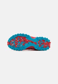 Scarpa da trail running con una suola texturizzata rossa e turchese, dotata di tasselli aggressivi per aderenza e una punta rinforzata.