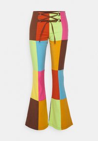 Pantalons évasés colorés présentant un design patchwork avec des segments vibrants en vert, bleu, orange, rose, jaune et marron ; détail de lacets à l'avant.