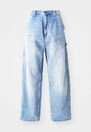 Jeans in denim blu chiaro a gamba larga con vita alta, dotati di chiusura con bottone frontale, passanti per cintura e leggere macchie sbiadite sul tessuto.