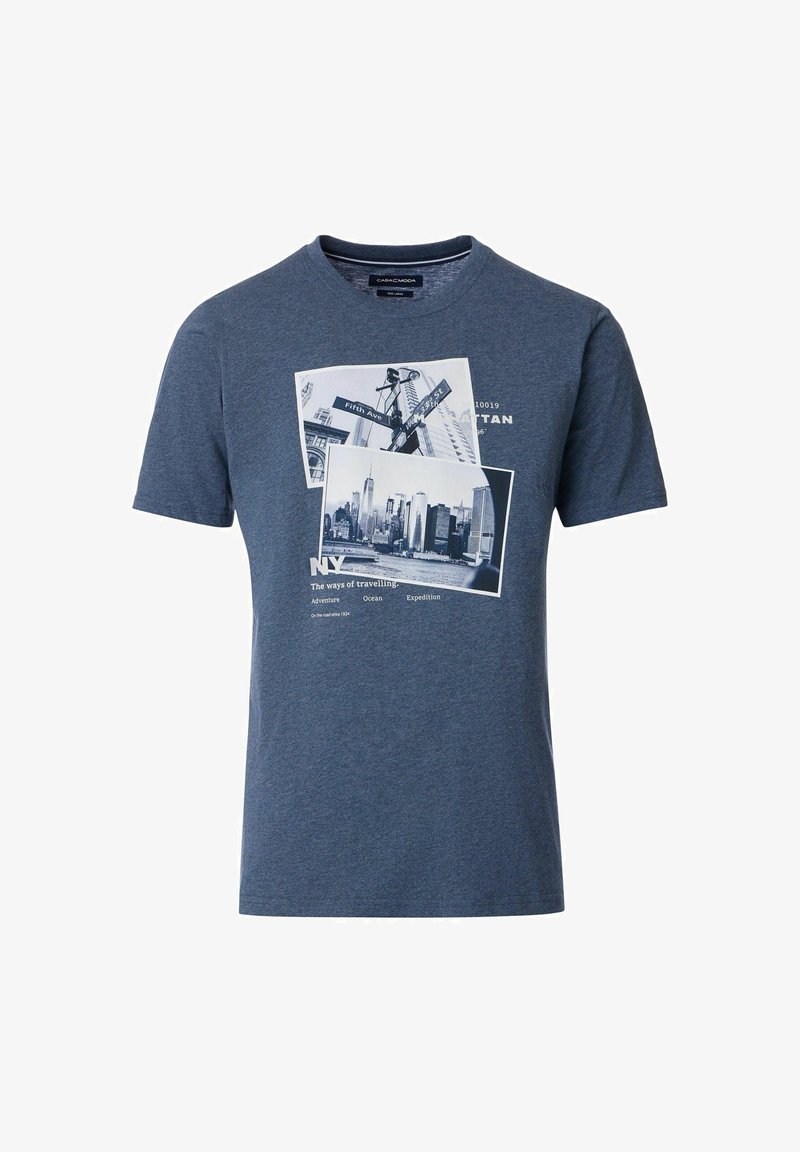 Morska niebieska bawełniana koszulka z krótkim rękawem. Ozdobiona warstwowymi nadrukami graficznymi przedstawiającymi sceny z NYC oraz białym tekstem. Klasyczny krój z okrągłym dekoltem.
