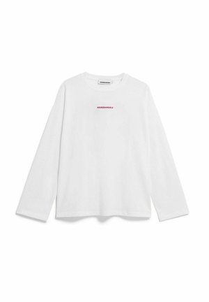 Weißes langärmliges Shirt mit Rundhalsausschnitt und rotem "ARMEDANGELS"-Text mittig auf der Brust vor einfachem Hintergrund.