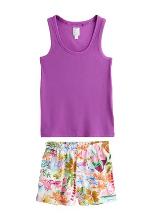 Purpurinės spalvos raštuotas be rankovių megztinis derinamas su elastiniu juosmeniu šortais, puoštais spalvotu tropinių gėlių ir paukščių atspaudu.
