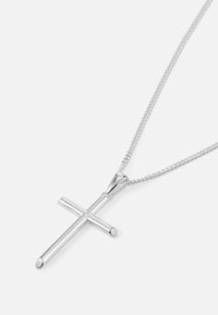 Μεταλλικό ασημένιο φυλαχτό σε σχήμα σταυρού με στρογγυλεμένες άκρες, κρεμασμένο από λεπτή ασημένια αλυσίδα σε λευκό φόντο.