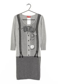 Abito grigio in maglia con texture a coste, caratterizzato da un design a fiocco, paillettes, bottoni e dettagli a orologio. Maniche lunghe e scollo arrotondato.