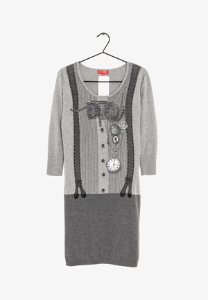 Abito grigio in maglia con texture a coste, caratterizzato da un design a fiocco, paillettes, bottoni e dettagli a orologio. Maniche lunghe e scollo arrotondato.