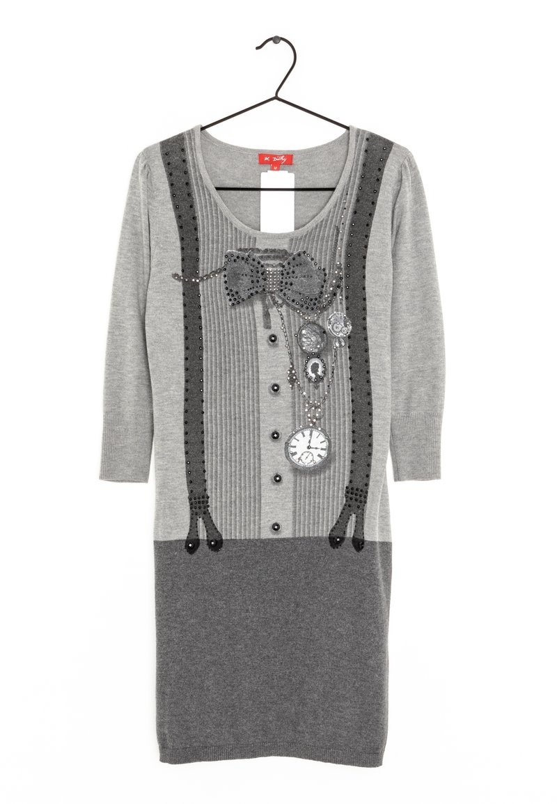 Abito grigio in maglia con texture a coste, caratterizzato da un design a fiocco, paillettes, bottoni e dettagli a orologio. Maniche lunghe e scollo arrotondato.