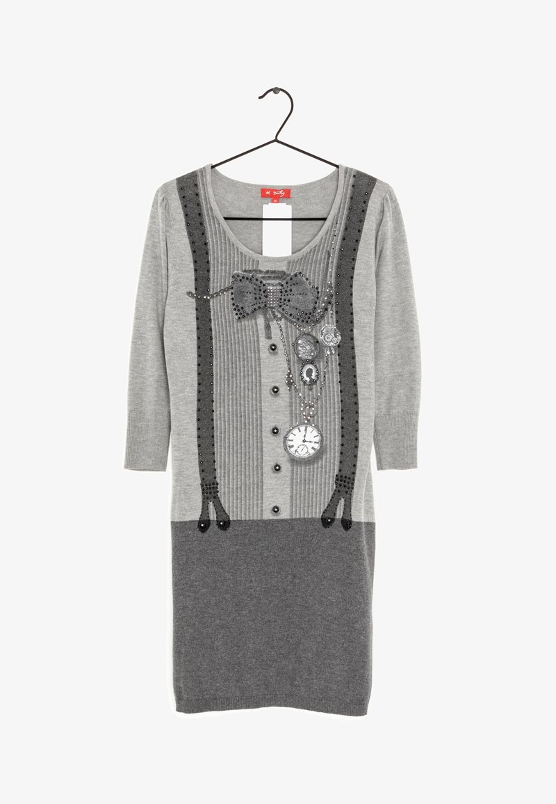 Abito grigio in maglia con texture a coste, caratterizzato da un design a fiocco, paillettes, bottoni e dettagli a orologio. Maniche lunghe e scollo arrotondato.