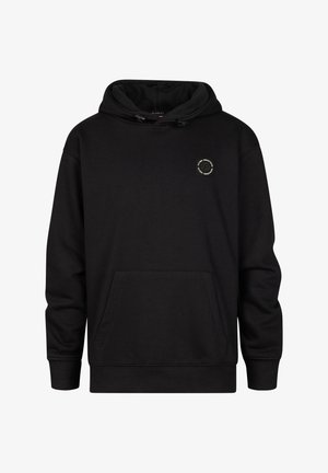 Schwarzer Kapuzenpullover mit einer Fronttasche und einem Logo-Patch, kombiniert mit hellblauen Jeans und weißen Turnschuhen. Einfaches, lässiges Outfit.