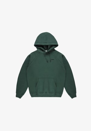 Ciemnozielona bluza z kapturem, dużą kieszenią typu kangur, sznurkiem do regulacji i ściągaczami na rękawach. Na lewej stronie klatki piersiowej znajduje się małe logo.