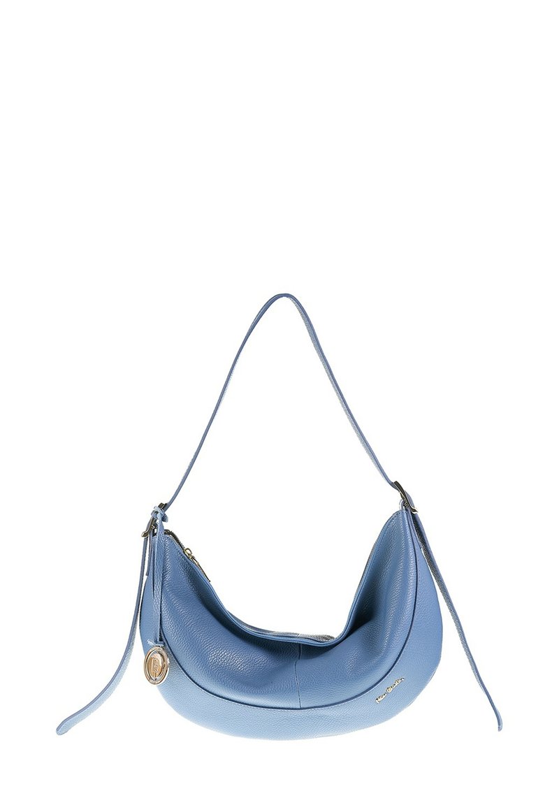 Borsa hobo in pelle blu chiaro con forma curvata, tracolla singola e chiusura zip. Presenta un charm metallico circolare e una superficie testurizzata.