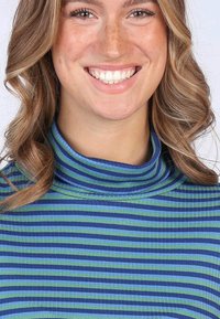 Gestreifter Rollkragenpullover in Blau- und Grüntönen, gerippte Textur, eng anliegendes Design mit hohem Kragen, der den Ausschnitt betont.