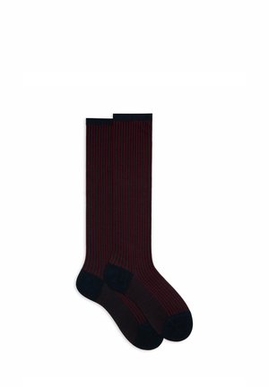 Gestreifte Socken mit dunkelblauem Grund und feinen roten Streifen. Das Design umfasst eine einfarbige marineblaue Bündchen und verstärkte Zehen- und Fersenbereiche.