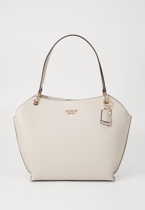 Borsa beige con forma strutturata, manico superiore nero, finiture dorate e un piccolo charm. Materiale liscio con dettagli di cucitura sottili.