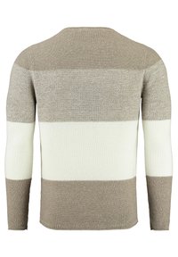 Maglione a maniche lunghe in beige, crema e righe beige chiaro. Presenta un collo rotondo e polsini a coste, mettendo in mostra un tessuto testurizzato.