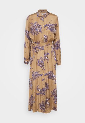 Robe longue marron boutonnée avec des imprimés paisley violets et une ceinture en tissu assortie nouée à la taille, avec des manches longues et un col.