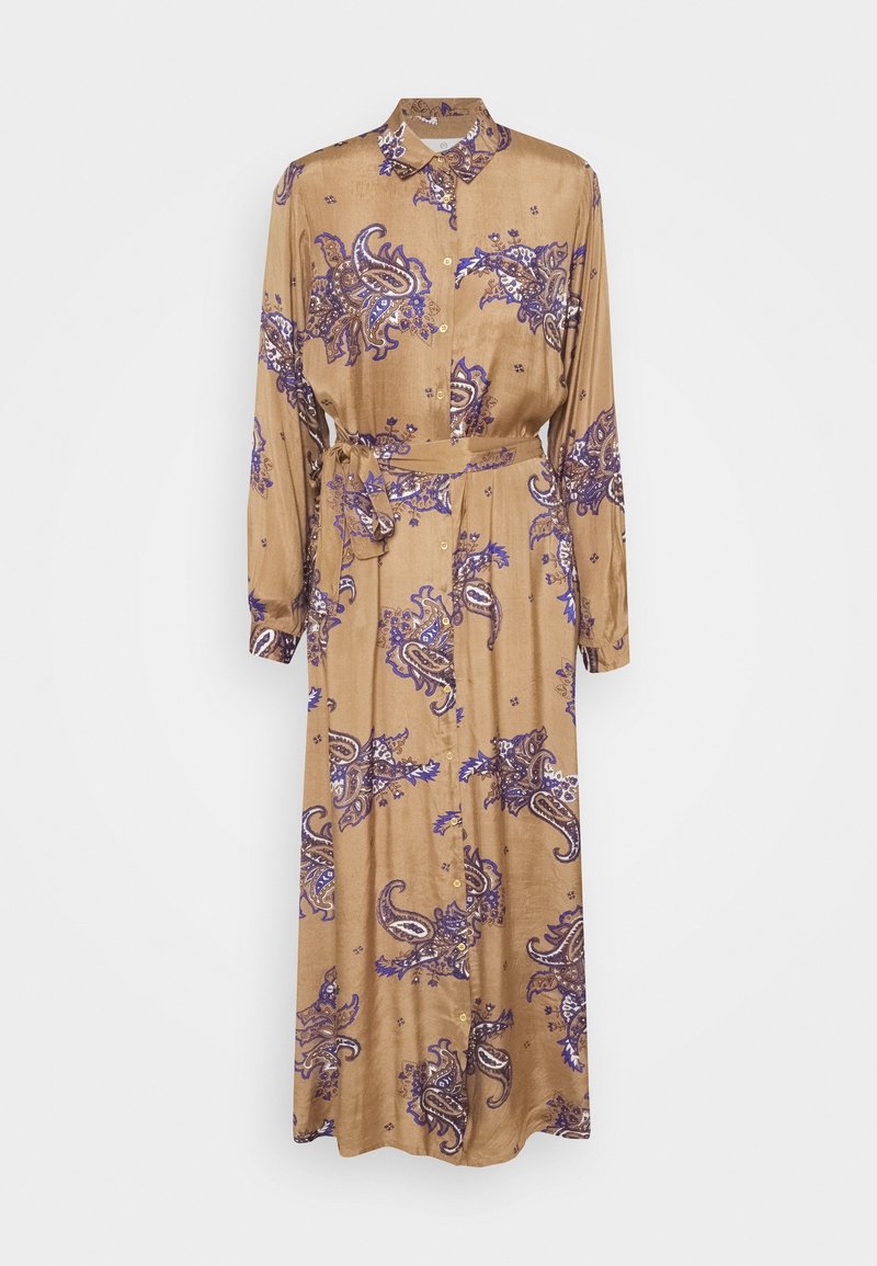 Robe longue marron boutonnée avec des imprimés paisley violets et une ceinture en tissu assortie nouée à la taille, avec des manches longues et un col.