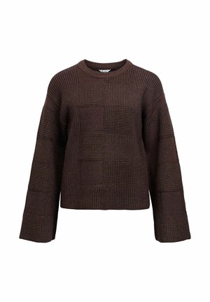 Maglione lavorato a maglia marrone con una forma a scatola, caratterizzato da sezioni testurizzate e maniche larghe. Collo rotondo, tessuto morbido, senza accessori in evidenza.