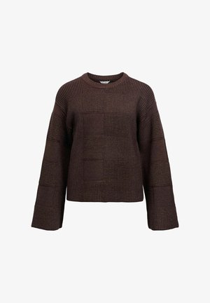Maglione lavorato a maglia marrone con una forma a scatola, caratterizzato da sezioni testurizzate e maniche larghe. Collo rotondo, tessuto morbido, senza accessori in evidenza.