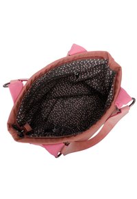 Borsa a mano in morbido tessuto rosa con chiusura a zip. L'interno presenta una fodera a motivo scuro con pois e una tasca con zip. Inclusa una tracolla regolabile.