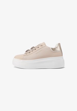 Sneakers in tessuto beige chiaro con accenti metallici lucidi e lisci. Presentano una suola a piattaforma bianca, lacci rotondi e elementi decorativi.