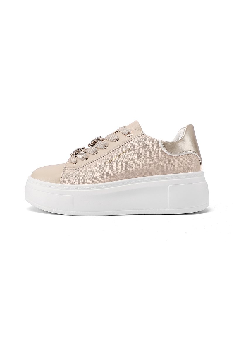 Sneakers in tessuto beige chiaro con accenti metallici lucidi e lisci. Presentano una suola a piattaforma bianca, lacci rotondi e elementi decorativi.