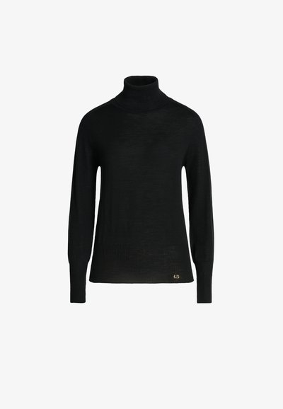 Fekete garbó pulóver, puha anyagból készült, hosszú ujjaival és bordázott szegélyével és mandzsettáival. Kis arany logó díszítéssel az alján.