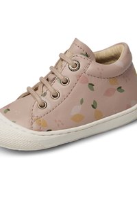 Sneaker in pelle rosa chiaro con motivo botanico di foglie e frutti, punta tonda, suola in gomma bianca testurizzata e lacci beige.